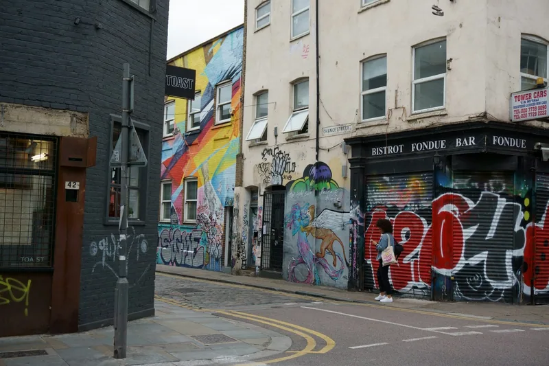 Fargerike veggmalerier og tagger på husene i Chance Street i Shoreditch