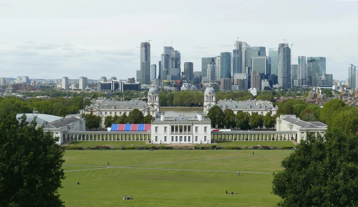 Utsikt fra Greenwich Park over Queen's House og Old Royal Naval College mot skyskraperne i Canary Wharf