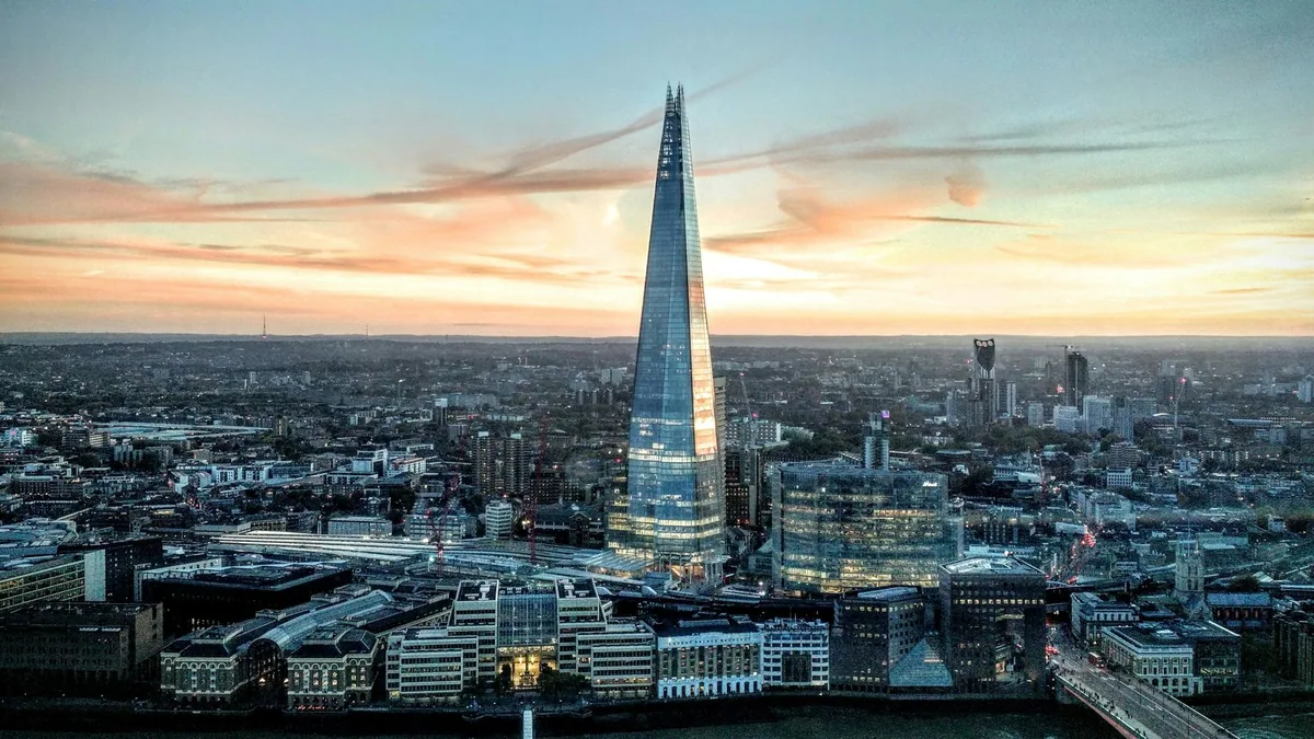 The Shard i solnedgang, sett ovenfra med London Bridge stasjon og sørbredden foran