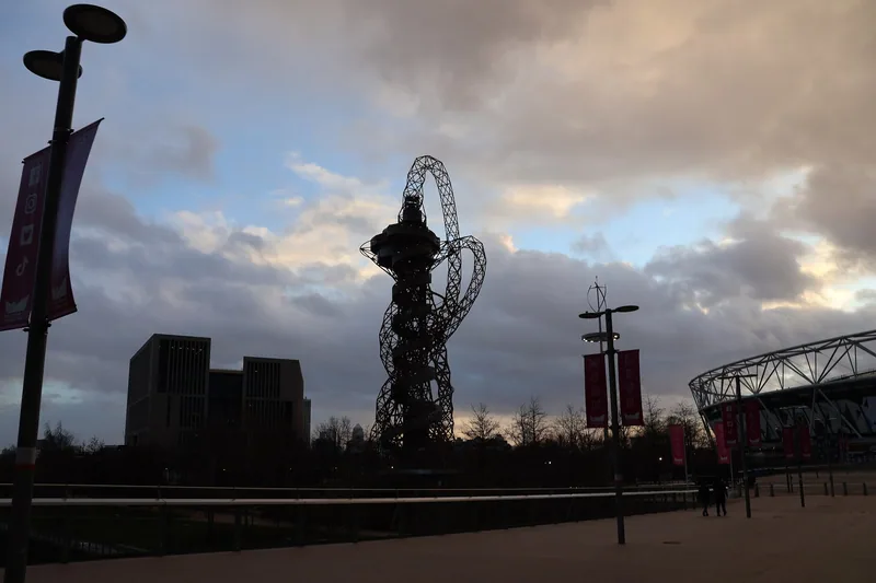 Utsiktstårnet ArcelorMittal Orbit i silhuett mot kveldshimmelen i Queen Elizabeth Olympic Park