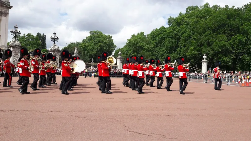 Gardens musikkorps spiller og marsjerer på plassen foran Buckingham Palace under vaktskiftet