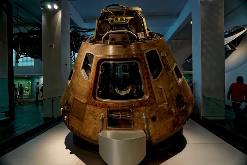 Den svidde kommandomodulen fra Apollo 10 utstilt i Science Museum