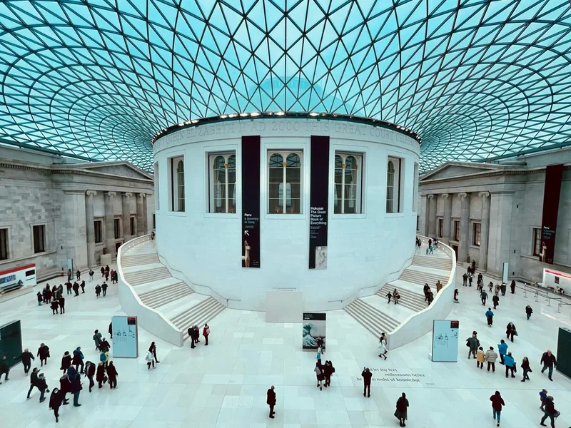Great Court i British Museum med glasstaket over det runde lesesalbygget og de doble trappene