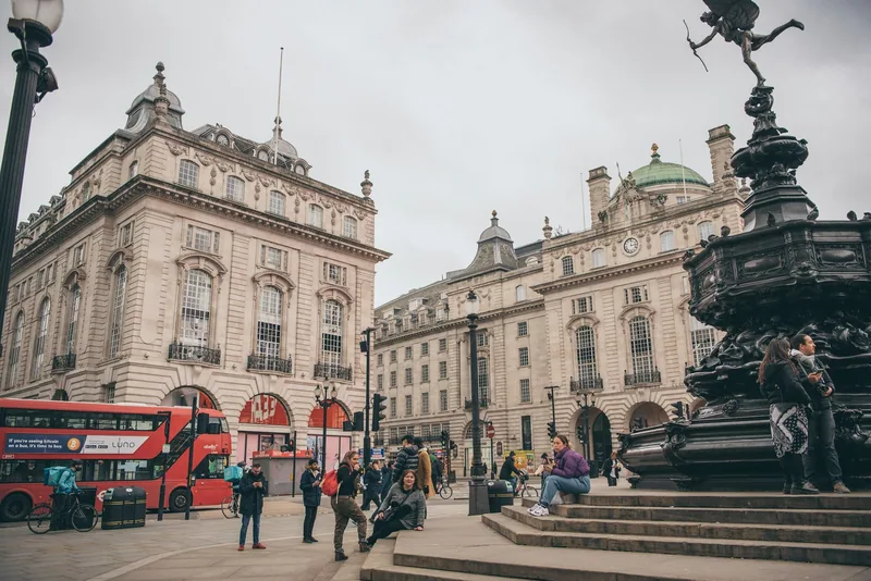Trappene ved Shaftesbury-fontenen med Eros på Piccadilly Circus, med en rød dobbeltdekker ved siden av