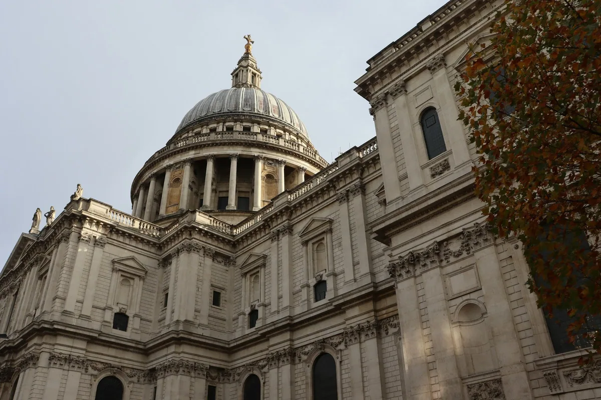 Kuppelen og den barokke sidefasaden på St. Paul’s Cathedral, med høstløv i forgrunnen