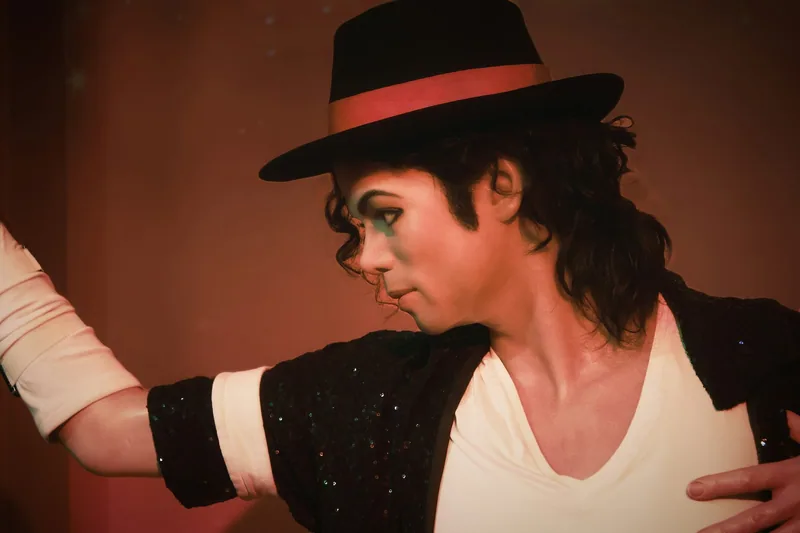 Voksfigur av Michael Jackson med hatt og paljettjakke i utstillingen på Madame Tussauds
