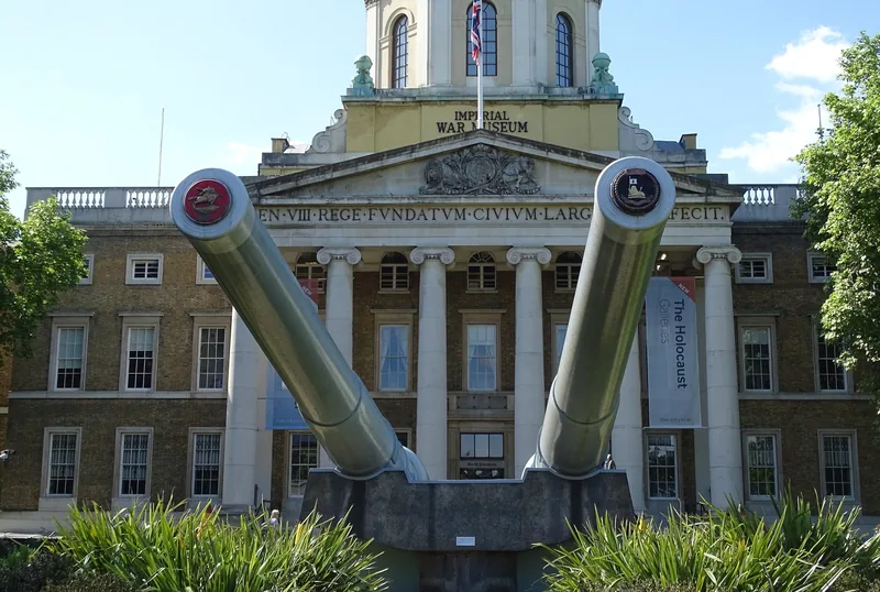 De to 15-tommers skipskanonene foran inngangen til Imperial War Museum i Lambeth