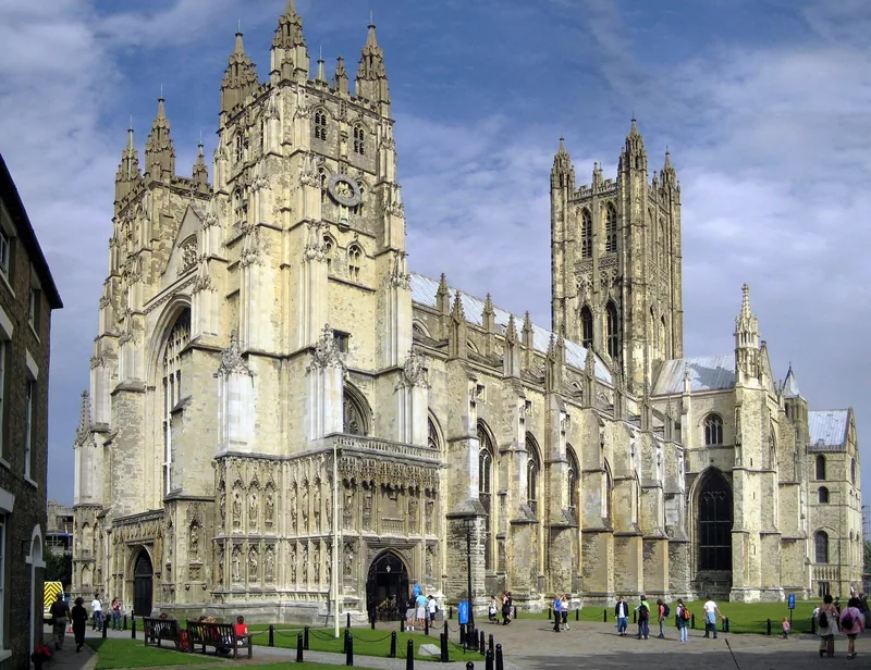Vestfronten og det høye sentraltårnet på Canterbury Cathedral, sett fra sør en sommerdag