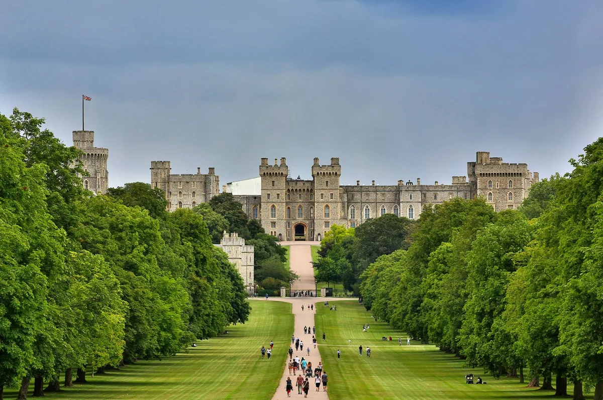 Windsor Castle sett fra enden av The Long Walk, med alleer av grønne trær på begge sider