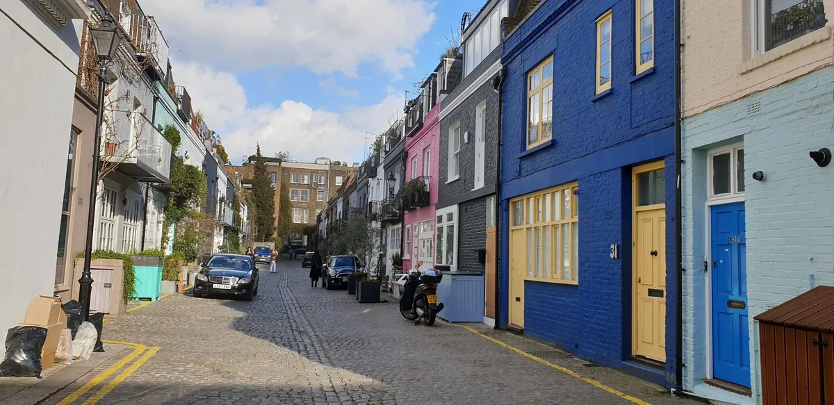Den brosteinslagte St Luke's Mews i Notting Hill, der et av de fargerike husene ble brukt i Love Actually