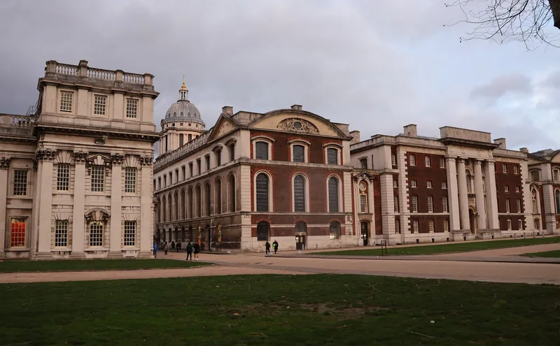 Old Royal Naval College i Greenwich med kuppeltårnet mellom bygningene fra 1700-tallet en grå vinterdag