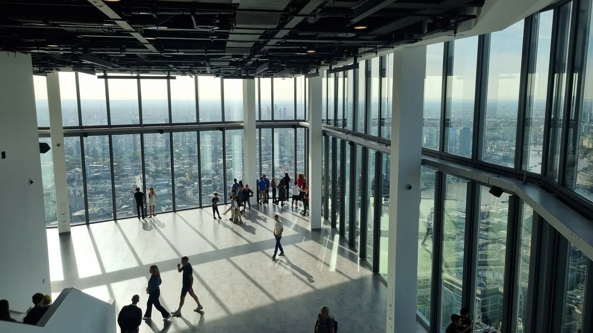 Besøkende i det lyse utsiktsgalleriet Horizon 22, med glassvegger og utsikt over London