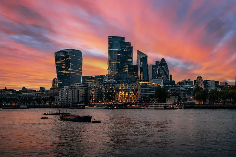 Skyskraperne i City of London i solnedgang sett over Themsen, med 22 Bishopsgate høyest i midten