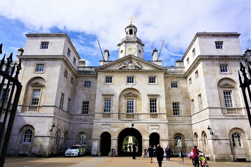 Horse Guards-bygningen med klokketårn og portbuer sett fra gårdsplassen mot Whitehall