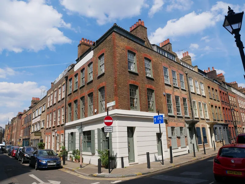 Hjørnet av Fournier Street og Wilkes Street i Spitalfields, med høye murhus fra 1700-tallet