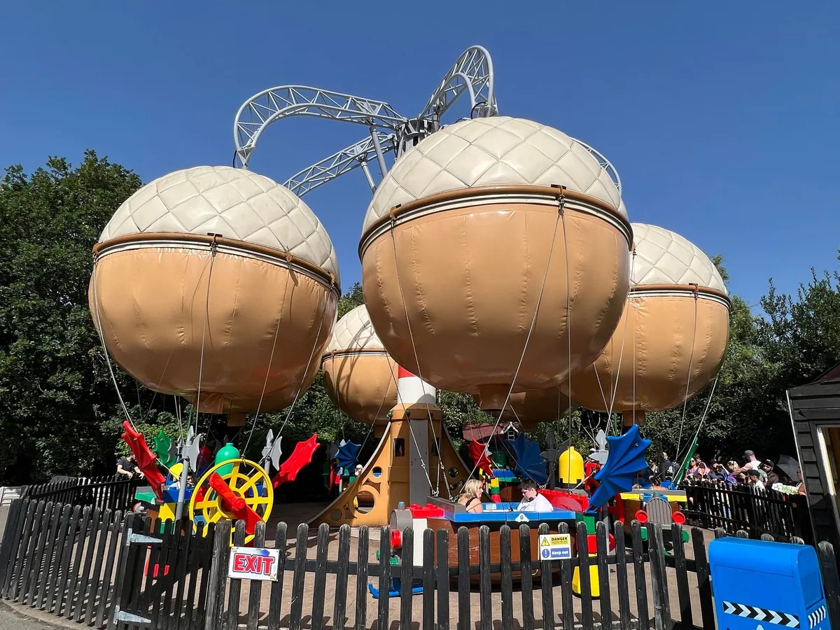 Karusellen Balloon School i Legoland Windsor med store ballonger mot blå himmel og fargerike stjerneformede seter