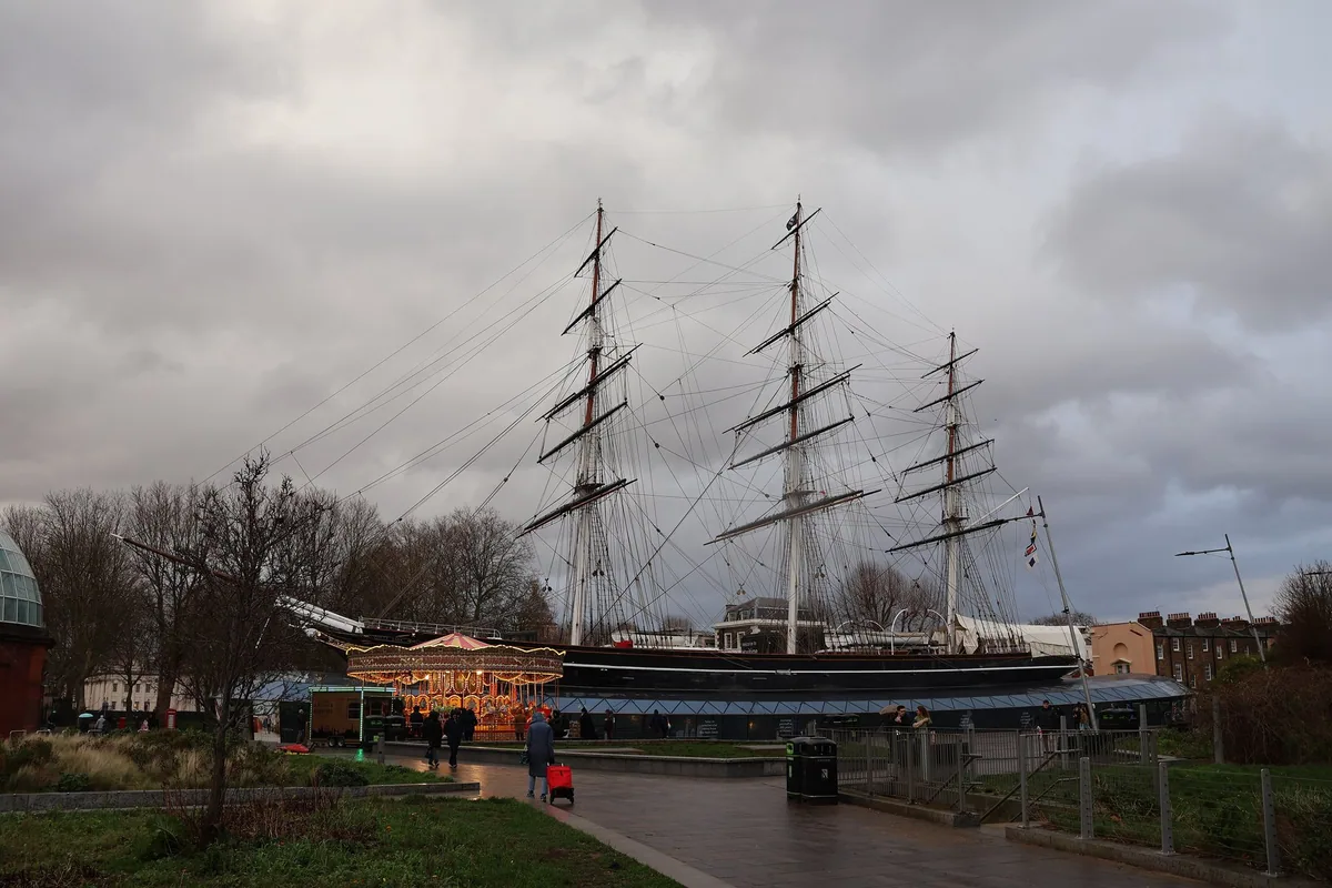 De tre mastene og riggen på seilskipet Cutty Sark i Greenwich mot en grå, skyet vinterhimmel