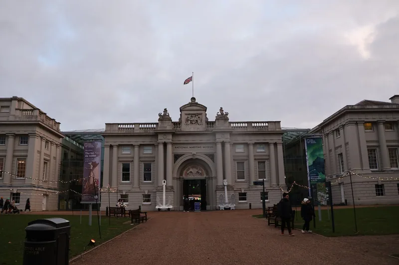 Hovedinngangen til National Maritime Museum i Greenwich med to hvite ankre foran buegangen