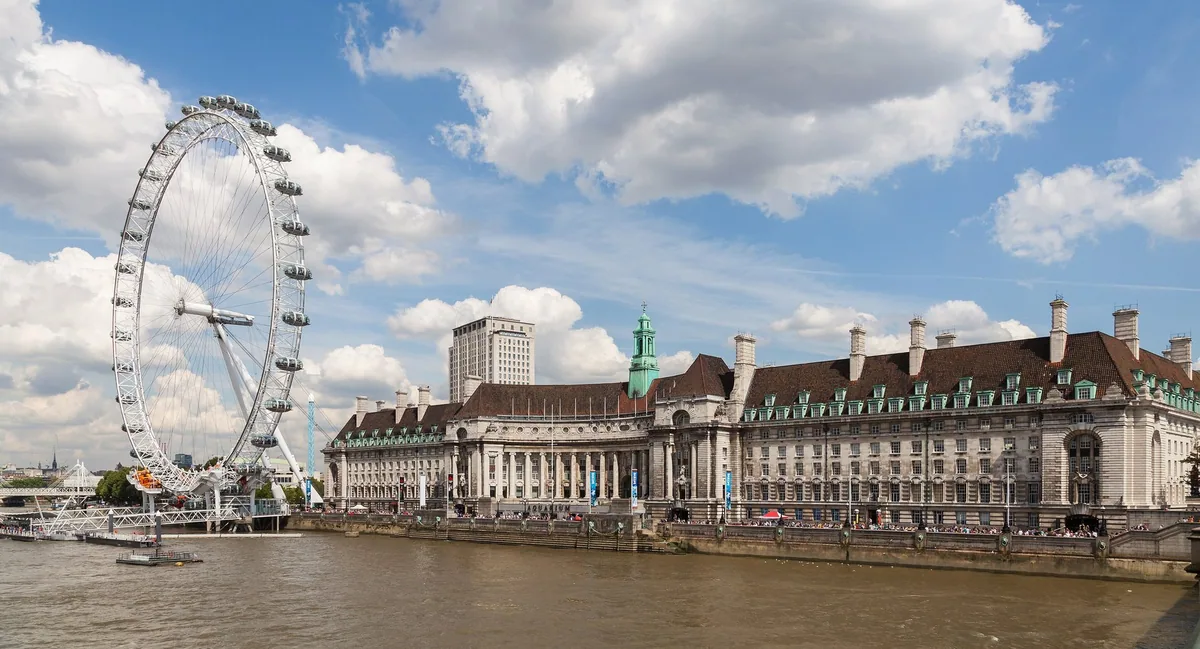 County Hall ved Themsen, der SEA LIFE-akvariet holder til, med London Eye til venstre