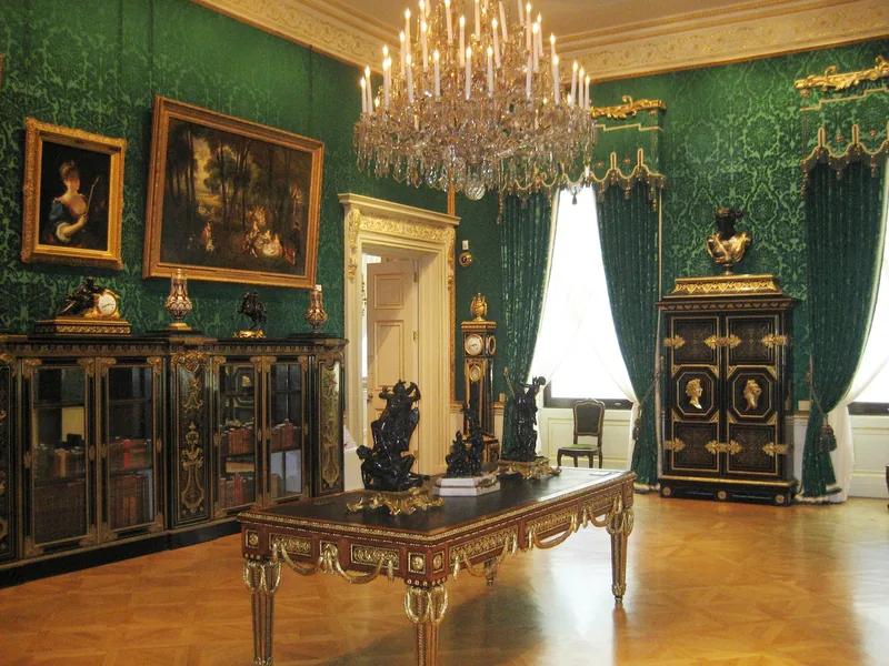 Salong med grønn silketapet, lysekrone, forgylte møbler og bronsefigurer på et bord i Wallace Collection