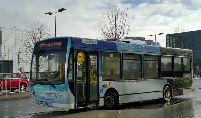 Hotel Hoppa-buss som frakter reisende mellom Heathrow-terminalene og hotellene rundt flyplassen