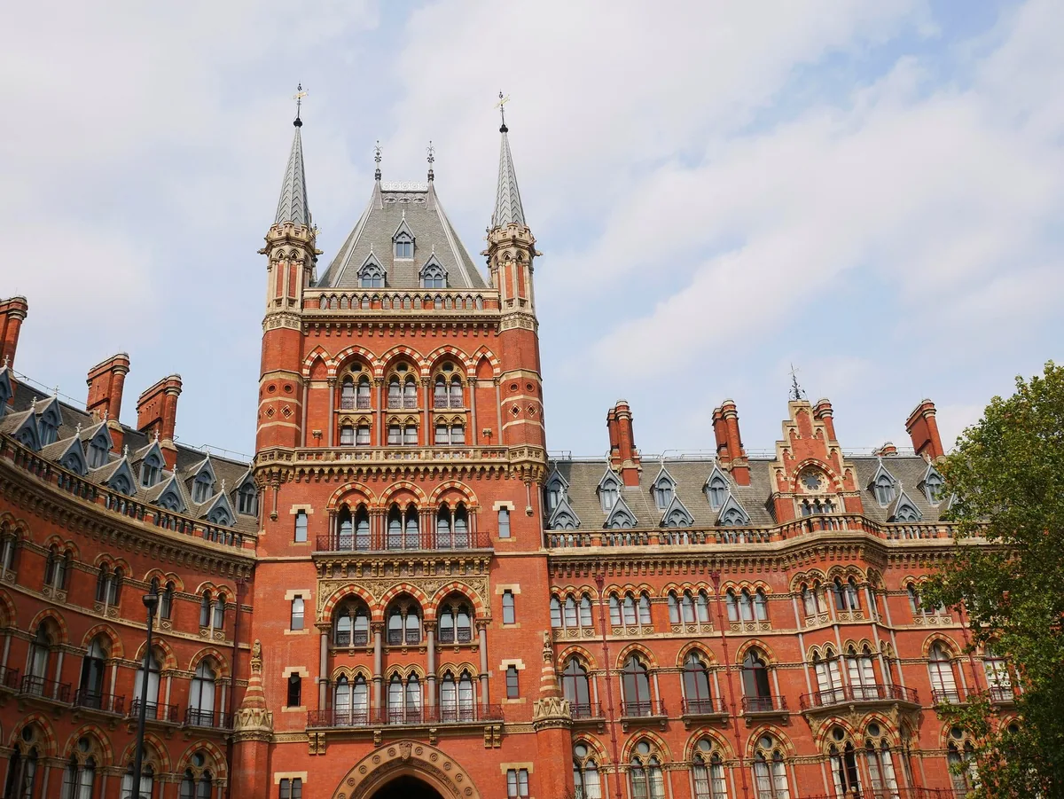 St Pancras Renaissance Hotel i rød murstein med spisse tårn, bygget i fronten av St Pancras stasjon