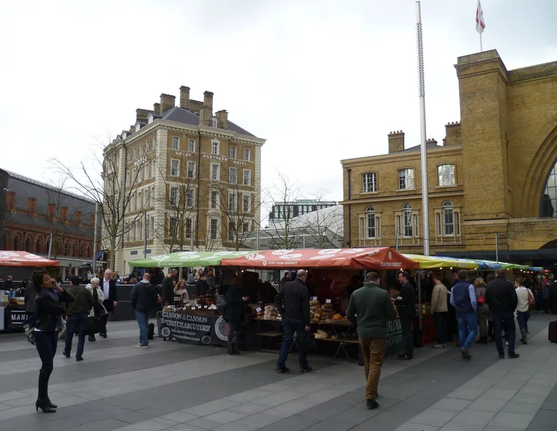 Great Northern Hotel og matmarked på plassen foran King's Cross stasjon