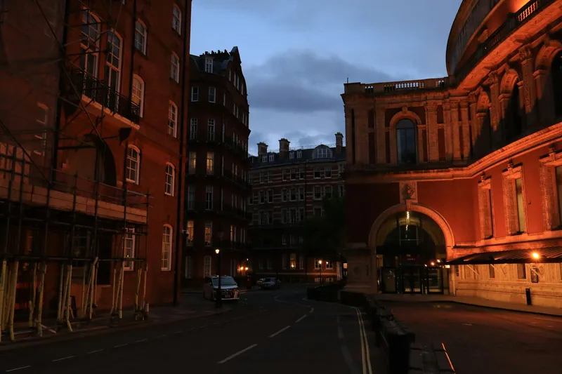 Royal Albert Hall og røde murgårder i Kensington i skumringen
