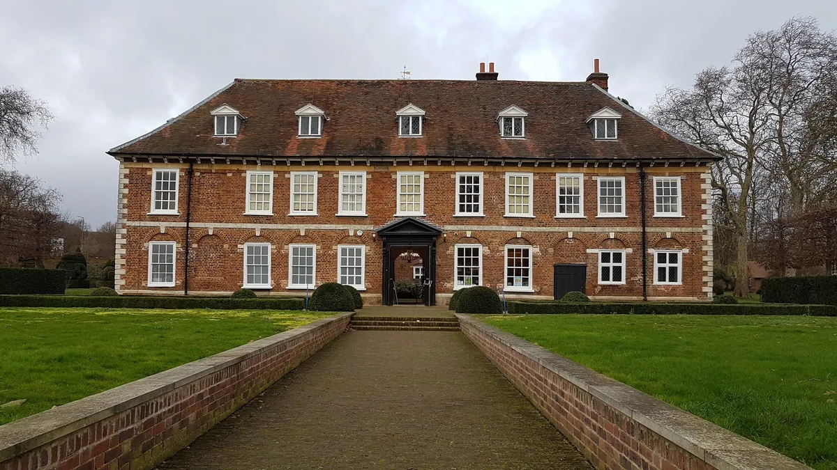 Den røde murfasaden på Hall Place i Bexley, med gangvei mellom plenene fram til inngangen