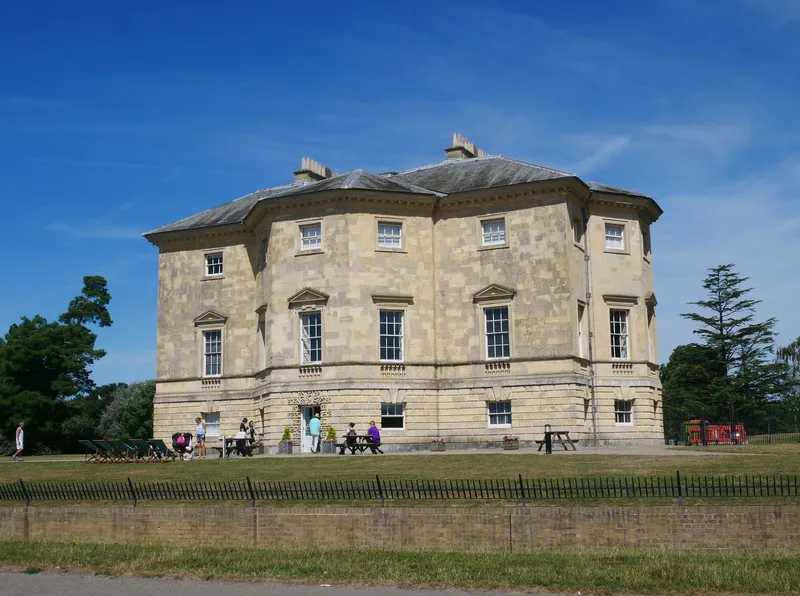 Danson House, en georgiansk herregård i lys stein, i Danson Park en solrik sommerdag