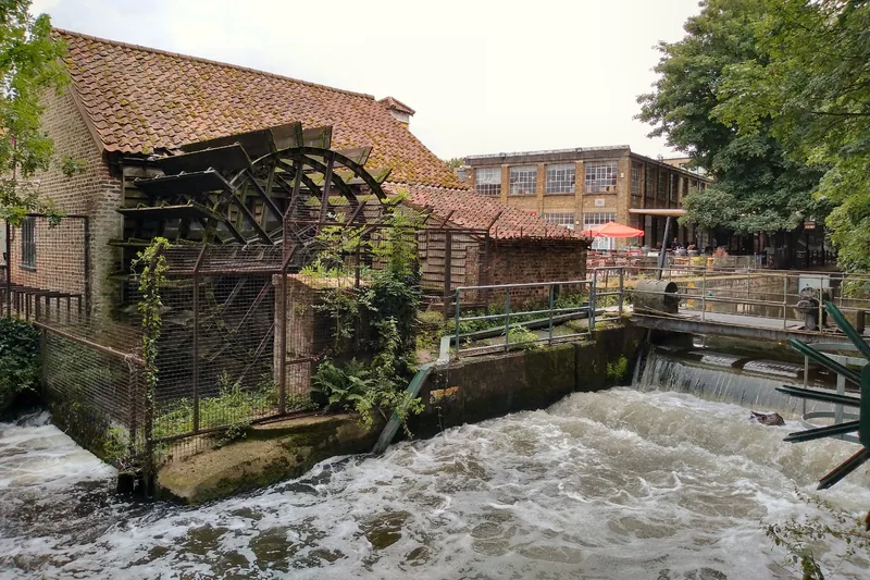 Det gamle vannhjulet ved Merton Abbey Mills, der elven Wandle fosser forbi murbygningene