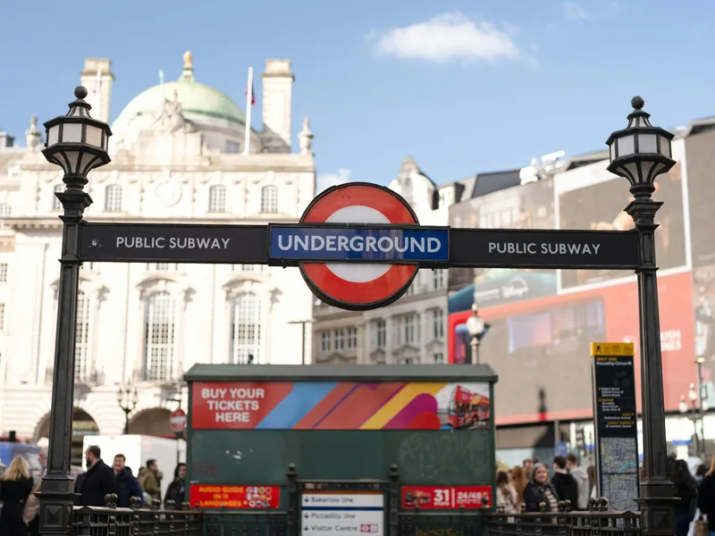 Undergrunnsskiltet over nedgangen ved Piccadilly Circus, med staselige fasader i bakgrunnen
