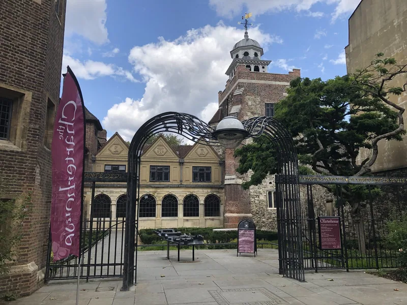 Inngangen til Charterhouse fra Charterhouse Square, med smijernsport og klosterbygninger bak
