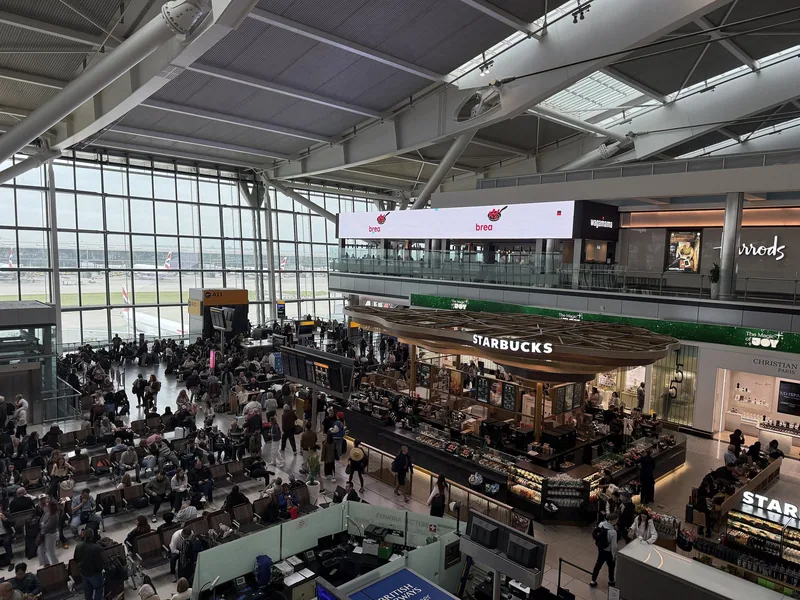 Avgangshallen i Terminal 5 på Heathrow sett ovenfra, med sitteplasser, kafeer og butikker