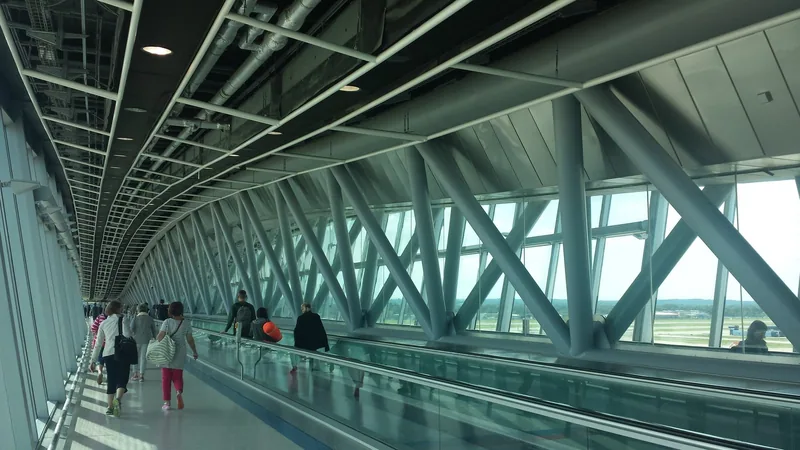 Den glassede gangbroen med rullebånd til Pier 6 ved North Terminal på Gatwick