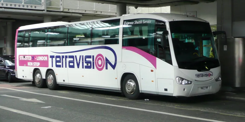 Hvit Terravision-buss merket Stansted–London non stop, parkert ved en bussterminal