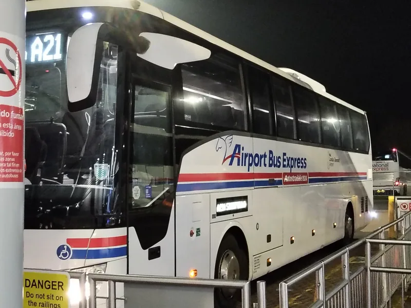 Flybuss fra Airport Bus Express ved bussholdeplassen på Stansted om kvelden