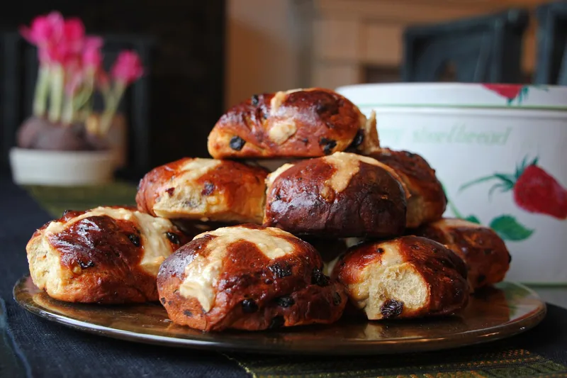 Et fat med glaserte hot cross buns, de tradisjonelle britiske påskebollene med kors på toppen