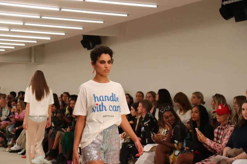 Modeller på catwalken under Roberta Einers visning på London Fashion Week, med publikum tett langs første rad