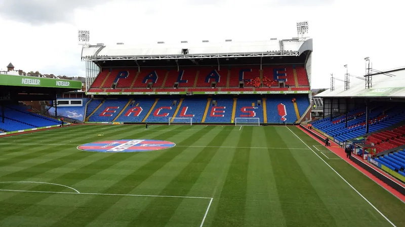 Holmesdale-tribunen på Selhurst Park med PALACE EAGLES skrevet i røde og blå seter