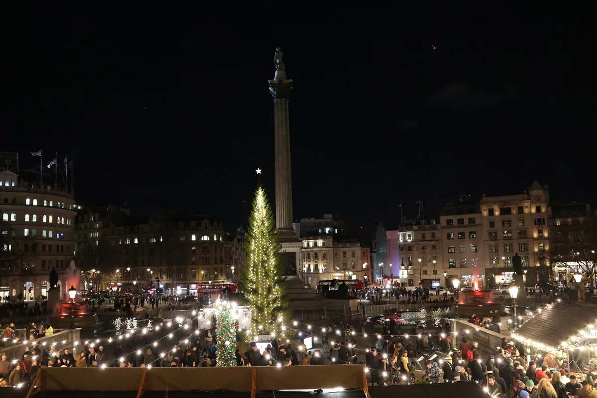 Det opplyste juletreet med stjerne i toppen ved Nelsons søyle på Trafalgar Square en desemberkveld