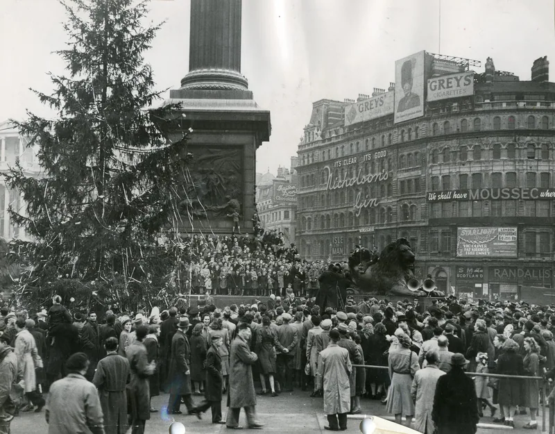 Svart-hvitt-bilde fra slutten av 1940-tallet: det norske juletreet ved Nelsons søyle og en stor folkemengde på plassen
