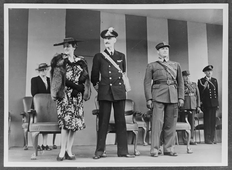 Kong Haakon 7. med kronprinsesse Märtha og kronprins Olav på tribunen i Hyde Park på 70-årsdagen i 1942