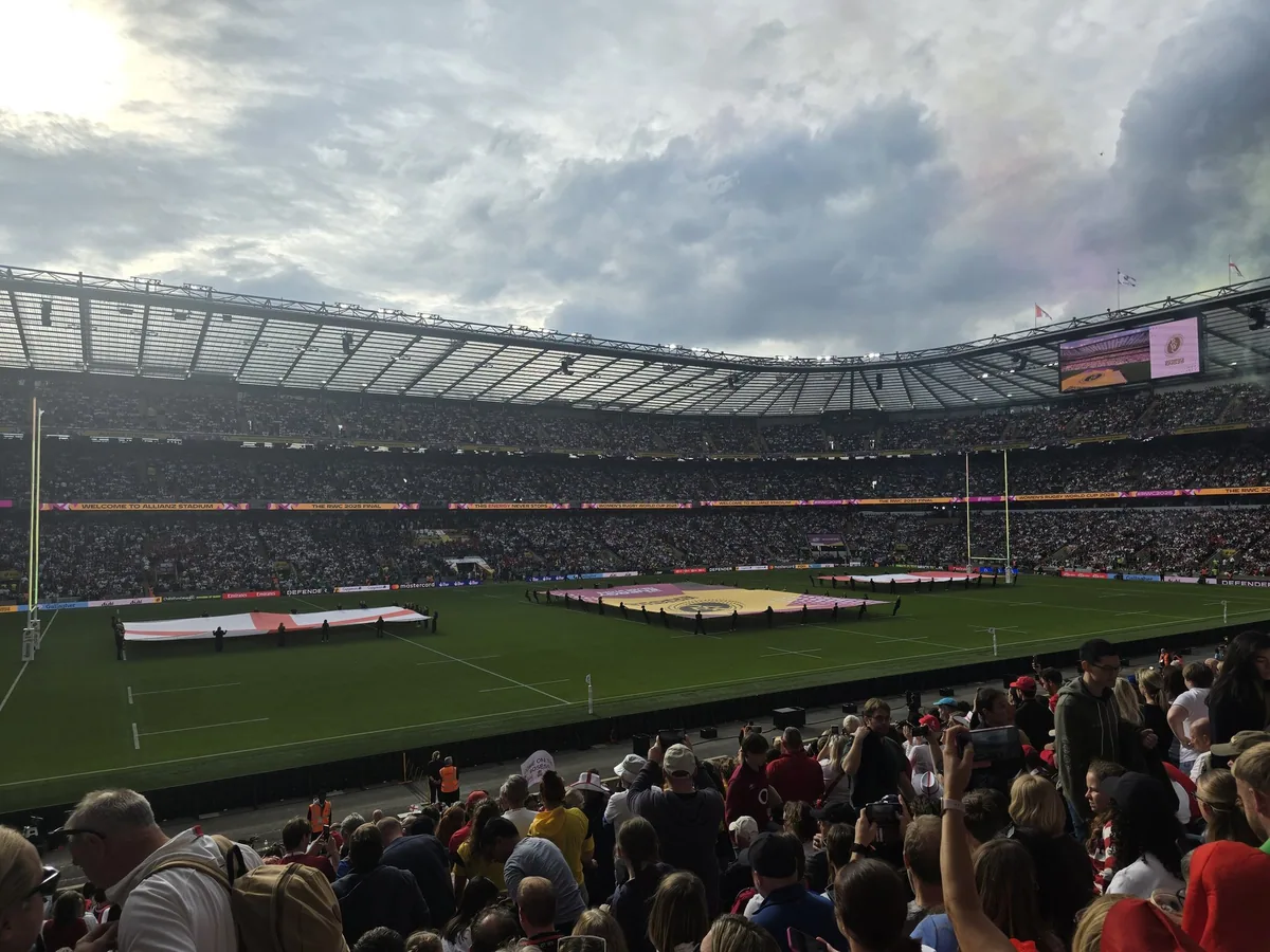Fullsatt Twickenham før avspark, med store flagg rullet ut på banen og rugbystolpene i hver ende