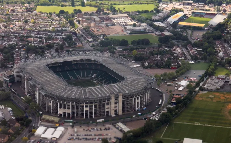 Twickenham Stadium sett fra luften, omgitt av boligstrøk og treningsbaner sørvest i London
