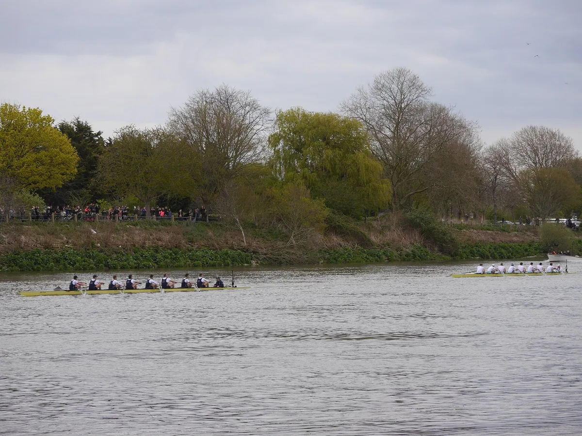 Oxford leder foran Cambridge på Themsen mot slutten av The Boat Race, med tilskuere langs elvebredden
