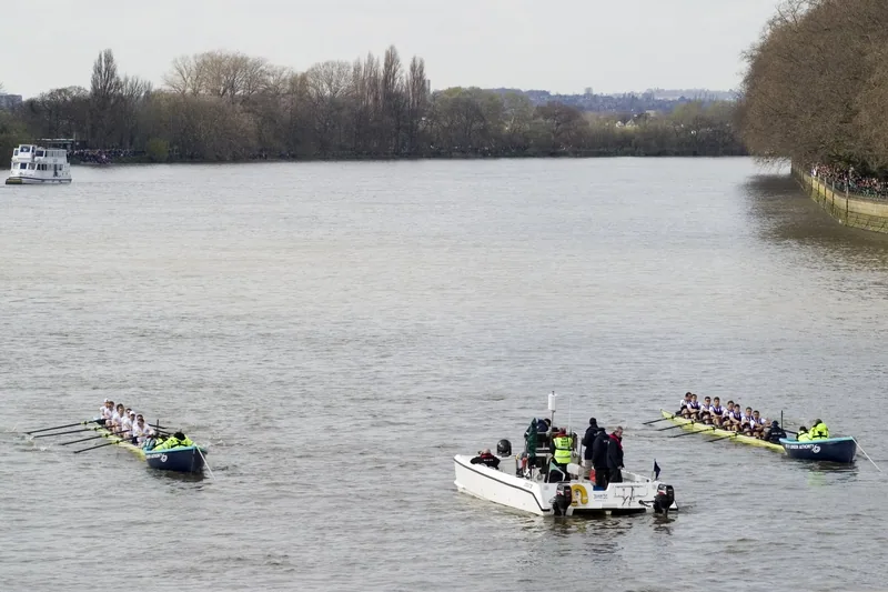 Starten på The Boat Race sett fra Putney Bridge, med de to åtterne ved startbåtene og dommerbåten bak