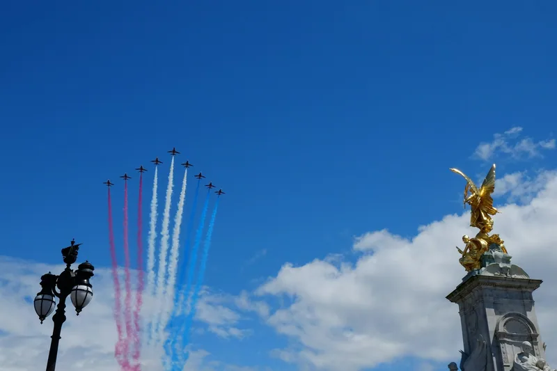 Red Arrows trekker rød, hvit og blå røyk over den forgylte statuen på Victoria Memorial