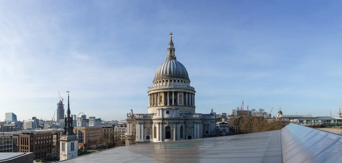 Kuppelen på St Paul's Cathedral sett fra takterrassen på One New Change en klar dag, med glasstaket i forgrunnen