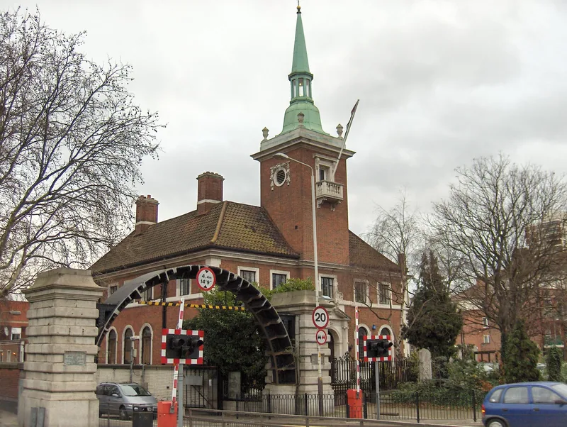 Sjømannskirken i Rotherhithe med grønt kirketårn, like ved den sørlige inngangen til Rotherhithe-tunnelen